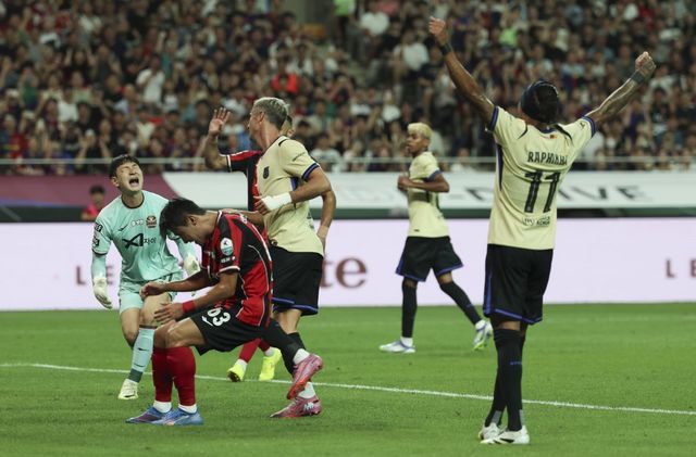 바르셀로나 레반도프스키(가운데)가 31일 서울월드컵경기장에서 열린 서울과의 ‘아시아투어 에디션’ 친선경기에서 전반 8분 만에 선제골을 넣고 있다. 상암｜뉴시스