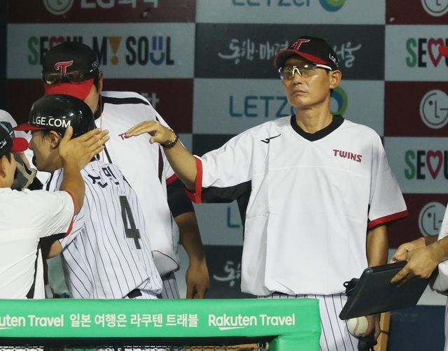 LG 신민재(왼쪽)는 올 시즌 중반 슬럼프를 이겨내고 더욱 발전해 리그 최고 2루수로 성장하고 있다.｜뉴시스