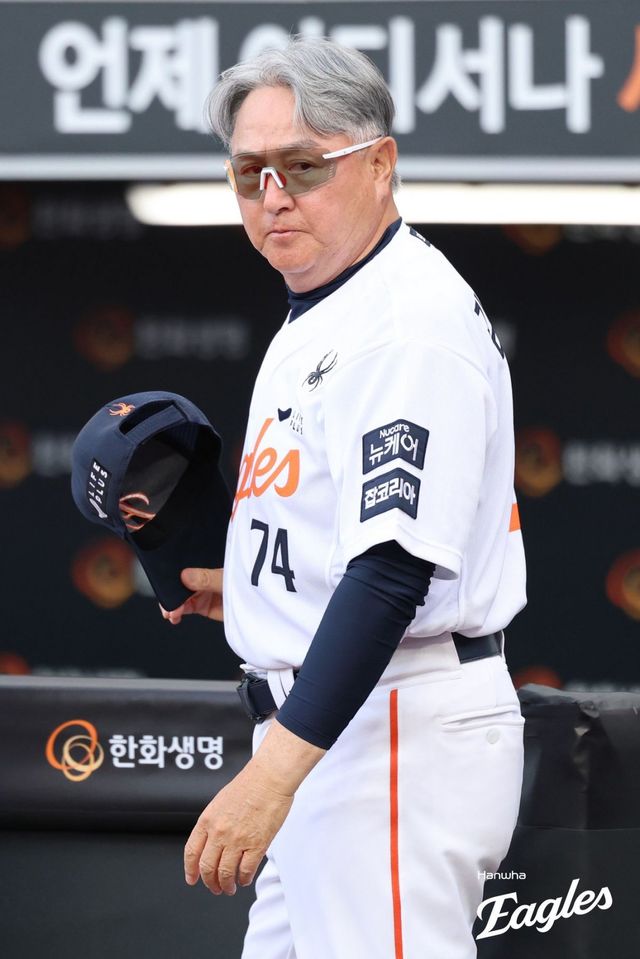 김경문 한화 감독은 31일 대전 삼성전에 앞서 1군 엔트리에서 말소된 포수 허인서와 직접 대화하며 격려를 아끼지 않았다. 그는 “아픔을 곱씹으며 노력하고 준비해야 스타가 된다”고 강조했다. 사진제공｜한화 이글스