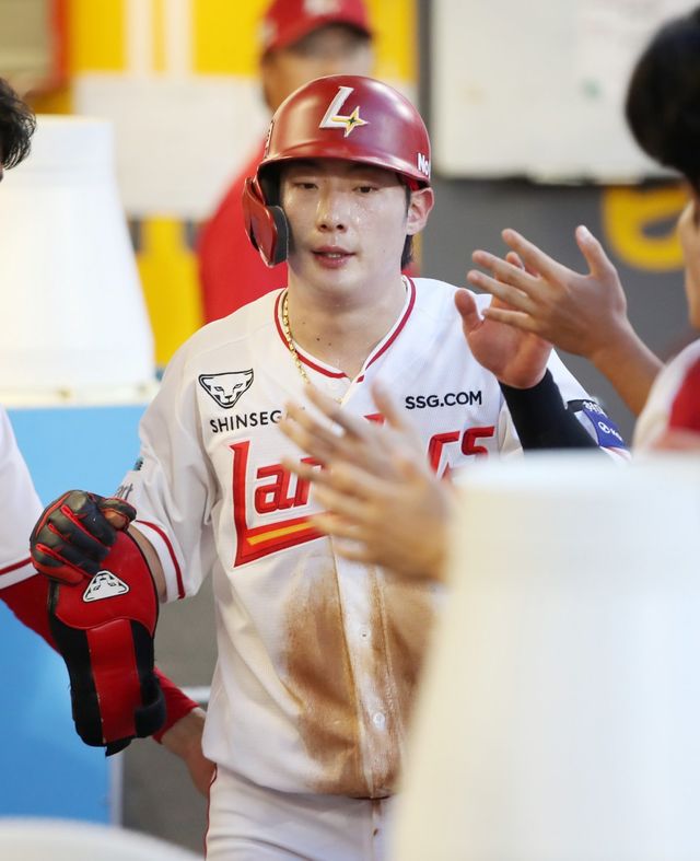 SSG 최지훈이 31일 인천 SSG랜더스필드에서 열린 2025 KBO리그 키움전에 1번타자 중견수로 선발출전해 득점을 올린 뒤 덕아웃에서 환대를 받고 있다. 최지훈은 이날 2안타를 날리며 시즌 100안타 고지를 밟았다. KBO 역대 70번째 6시즌 연속 100안타 기록을 만들며 팀의 4-2 승리를 이끌었다. 사진제공｜SSG 랜더스