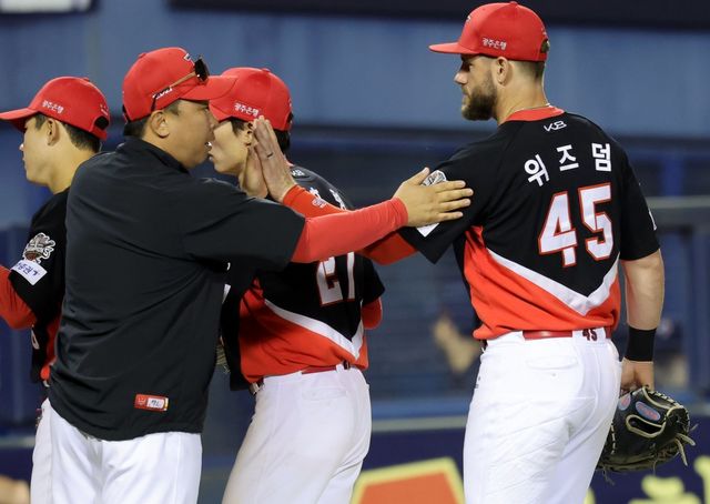 KIA 위즈덤(사진, 오른쪽)은 후반기 타격 페이스가 저조하다. 특히 득점권 침묵이 길어져 이범호 감독의 고민이 깊어지고 있다. 사진제공｜KIA 타이거즈