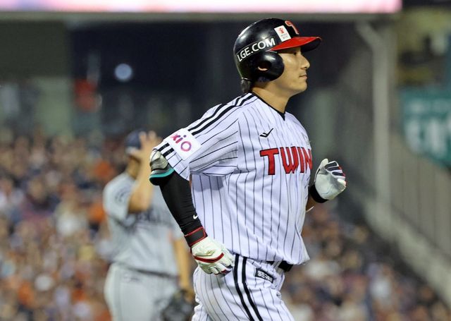 LG 신민재는 올 시즌 중반 슬럼프를 이겨내고 더욱 발전해 리그 최고 2루수로 성장하고 있다.｜뉴시스