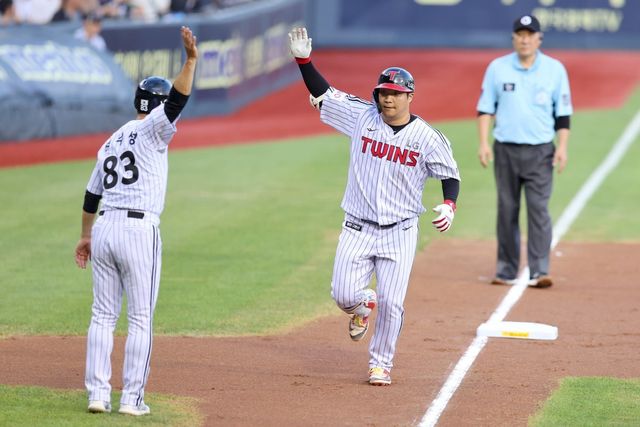 LG 문보경(오른쪽)은 31일 잠실 KT와 홈경기에서 4번타자 1루수로 선발출전해 5타수 4안타 2홈런 6타점 4득점을 기록했다. 이날 경기를 포함해 최근 10경기 5홈런으로 뜨거운 타격감을 선보였다. 사진제공｜LG 트윈스