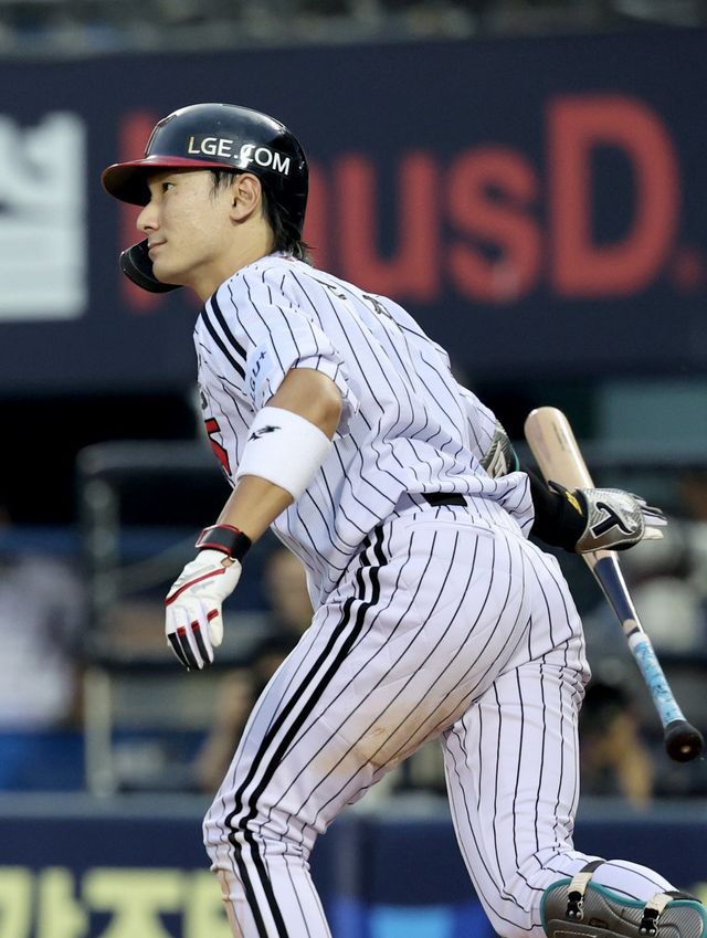 LG 신민재는 올 시즌 중반 슬럼프를 이겨내고 더욱 발전해 리그 최고 2루수로 성장하고 있다.｜뉴시스