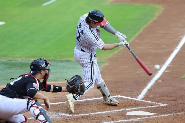 LG 손용준(사진, 오른쪽)은 31일 잠실 KT와 홈경기에서 상대 선발 헤이수스에게 헤드샷을 맞으며 교체됐다. 사진제공｜LG 트윈스