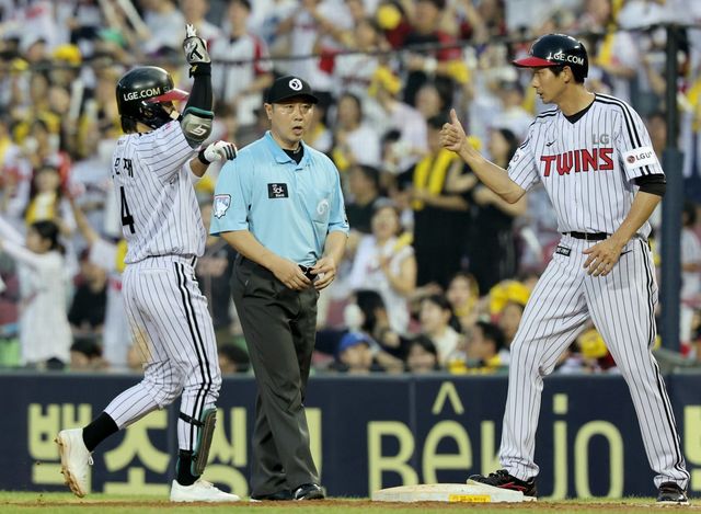 LG 신민재(왼쪽)는 올 시즌 중반 슬럼프를 이겨내고 더욱 발전해 리그 최고 2루수로 성장하고 있다.｜뉴시스
