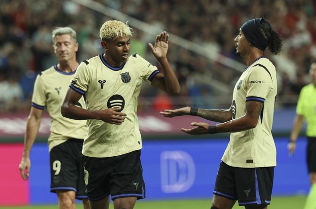 30일 서울월드컵경기장에서 열린 바르셀로나와 서울의 ‘FC바르셀로나 2025 아시아투어 에디션’ 1경기 전반을 가장 뜨겁게 달군 스타는 야말(왼쪽)이었다. 팀이 3-2로 앞선 전반동안 3골에 모두 관여하는 존재감을 보였다. 2-2로 밪선 전반 추가시간 골을 터트린 뒤 기뻐하는 모습 상암│뉴시스