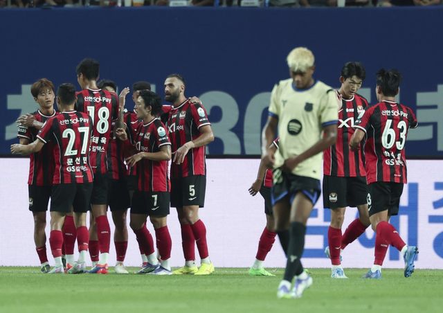 서울 조영욱이 31일 서울월드컵경기장에서 열린 바르셀로나와 친선경기에서 득점한 뒤 동료들의 격한 축하를 받고 있다. 상암｜뉴시스