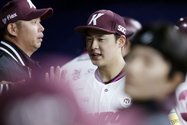 키움 정현우(사진)는 데뷔 첫해인 올해 성장통을 겪고 있다. 홍원기 키움 감독은 그가 지금의 성장통을 이겨내고 더욱 성장하길 원한다.｜뉴시스