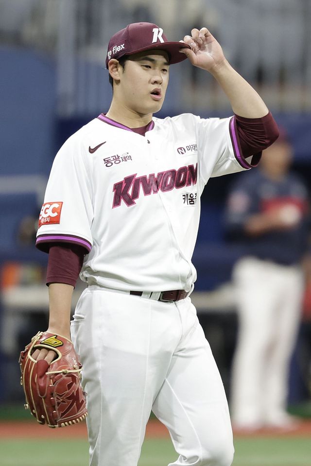 키움 정현우(사진)는 데뷔 첫해인 올해 성장통을 겪고 있다. 홍원기 키움 감독은 그가 지금의 성장통을 이겨내고 더욱 성장하길 원한다.｜뉴시스
