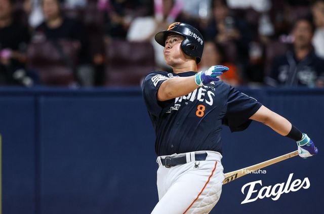 한화 노시환은 4일 고척 키움전에서 6번타자 3루수로 선발출전해 9회초 승리에 쐐기를 박는 솔로포로 팀 승리를 이끌었다. 사진제공｜한화 이글스