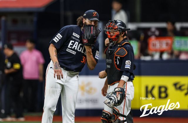 한화 폰세(왼쪽)는 4일 고척 키움전에서 7이닝 1실점으로 호투하며 팀 승리에 보탬이 됐다. 그는 전반기 압도적인 투구를 펼치며 KBO리그 역사에 남을 외국인 투수로 발전하고 있다. 사진제공｜한화 이글스