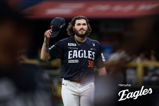 한화 폰세는 4일 고척 키움전에서 7이닝 1실점으로 호투하며 팀 승리에 보탬이 됐다. 그는 전반기 압도적인 투구를 펼치며 KBO리그 역사에 남을 외국인 투수로 발전하고 있다. 사진제공｜한화 이글스