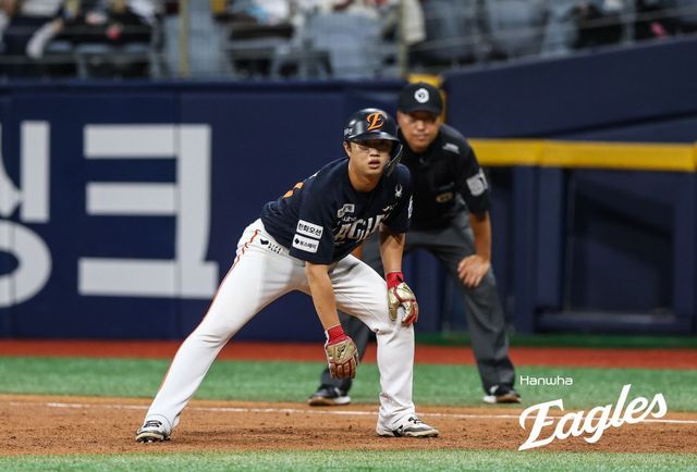 한화 이원석(왼쪽)은 4일 고척 키움전에서 1번타자 중견수로 선발출전해 4타수 1안타 1타점을 기록했다. 그는 최근 자신에게 온 기회를 놓치지 않고, 잡으려 한다. 사진제공｜한화 이글스