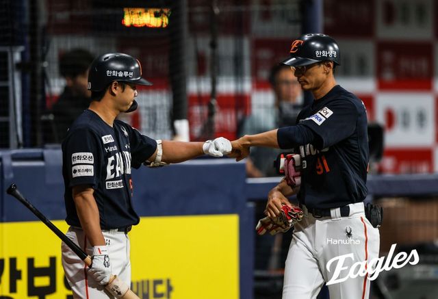 한화 이원석(왼쪽)은 4일 고척 키움전에서 1번타자 중견수로 선발출전해 4타수 1안타 1타점을 기록했다. 그는 최근 자신에게 온 기회를 놓치지 않고, 잡으려 한다. 사진제공｜한화 이글스