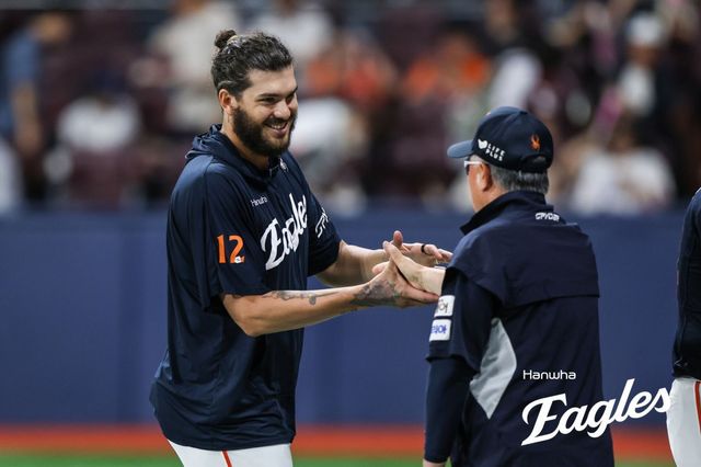 한화 폰세(왼쪽)는 4일 고척 키움전에서 7이닝 1실점으로 호투하며 팀 승리에 보탬이 됐다. 그는 전반기 압도적인 투구를 펼치며 KBO리그 역사에 남을 외국인 투수로 발전하고 있다. 사진제공｜한화 이글스