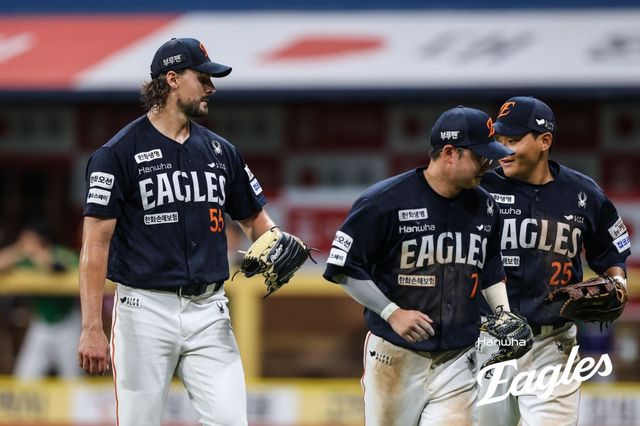 한화 와이스(왼쪽 첫 번째)는 6일 고척 키움전에서 선발등판해 6이닝 무실점으로 활약해 KBO리그 입성 후 첫 10승(3패)을 챙겼다. 사진제공｜한화 이글스
