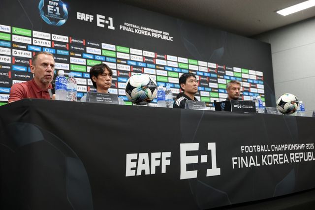 데얀 주르예비치 중국 감독, 홍명보 감독, 모리야스 하지메 감독, 애슐리 웨스트우드 감독(왼쪽부터)이 6일 용인미르스타디움에서 열린 E-1 챔피언십 기자회견에서 취재진의 질문에 답하고 있다. 사진제공｜대한축구협회