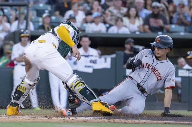 샌프란시스코 이정후(오른쪽)가 6일(한국시간) 새크라멘토 서터헬스파크에서 열린 오클랜드전에서 3회초 윌리 아다메스의 좌전안타 때 홈으로 쇄도해 슬라이딩을 하고 있다. 오클랜드 포수 셰이 랭글리어스가 공을 놓쳐 득점에 성공했다. 새크라멘토(미 캘리포니아주) ｜ AP뉴시스