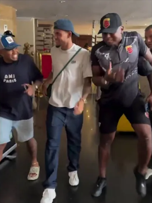 리버풀 디아스(가운데)가 팀 동료 조타의 장례식에 불참해 눈총을 받았다. 장례식이 열린 날 인플루언서들과 함께한 동영상을 SNS에 올려서다. 사진은 당시 SNS 영상. 사진출처│루이스 디아스 소셜미디어