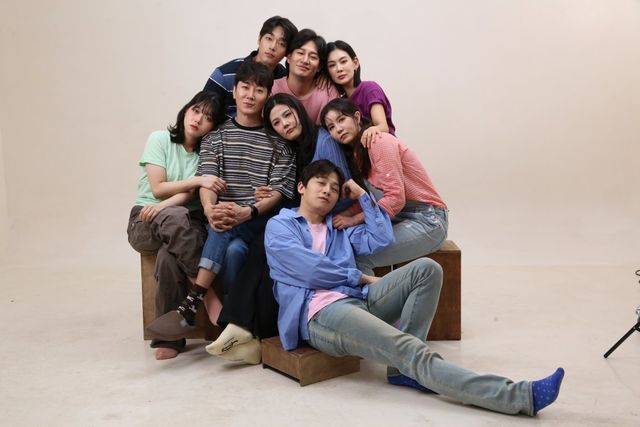 허규(왼쪽에서 두 번째)와 연극 ‘조립식가족’ 출연배우들.
