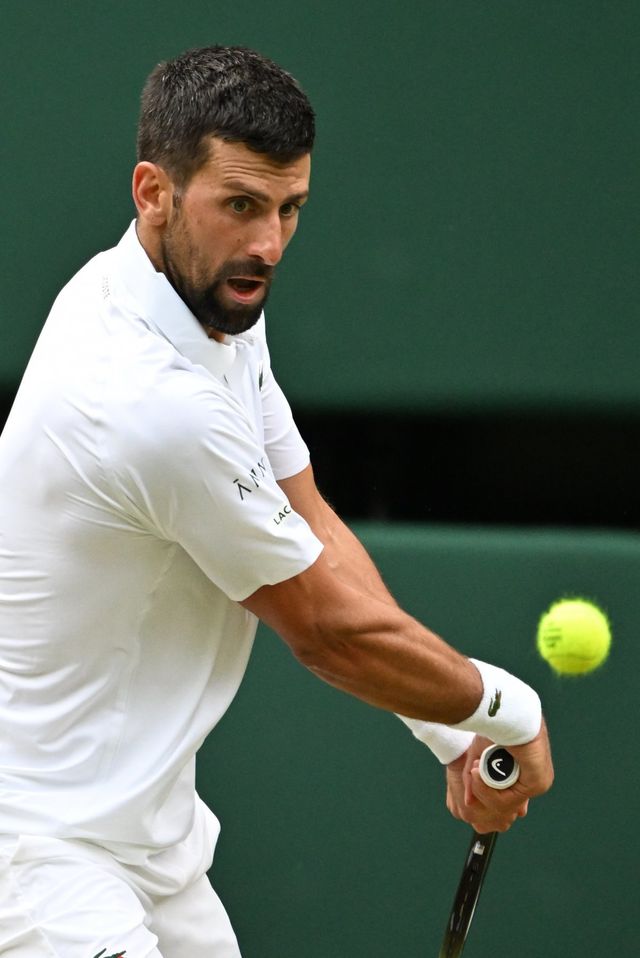 노박 조코비치가 6일(한국시간) 런던 올잉글랜드클럽에서 열린 2025윔블던테니스대회 남자단식 3회전에서 미오미르 케츠마노비치를 상대로 백핸드 스트로크를 구사하고 있다. 조코비치가 세트스코어 3-0 완승을 거두고 윔블던 통산 단식 100승 고지를 밟았다. 런던｜신화뉴시스