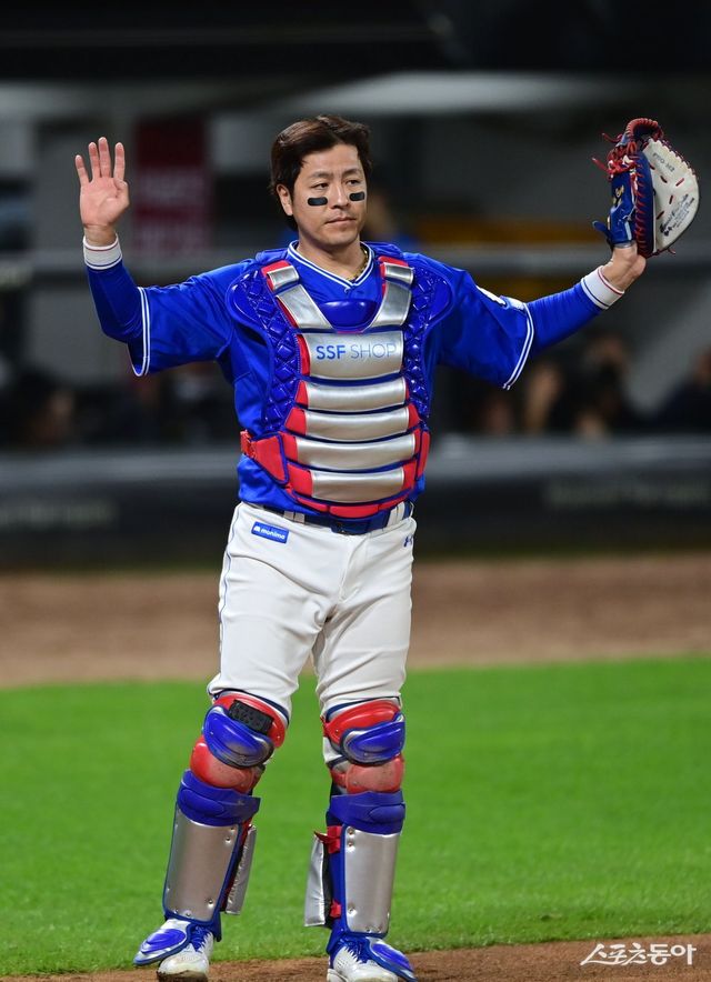 삼성 강민호는 불혹의 나이에도 리그 최정상급 포수의 지위를 유지하고 있다. 특히 젊은 투수들의 성장에 힘을 보태며 삼성의 팀 색깔을 바꿔놓은 것은 기록에 나타나지 않는 엄청난 가치다. 스포츠동아 DB