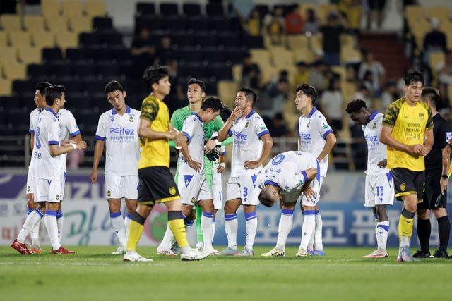 인천 선수들이 5일 광양축구전용경기장에서 열린 전남과 원정경기에서 1-2로 패한 뒤 아쉬워하고 있다. 사진제공｜한국프로축구연맹