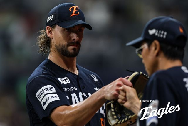 한화 와이스(왼쪽)는 6일 고척 키움전에서 선발등판해 6이닝 무실점으로 활약해 KBO리그 입성 후 첫 10승(3패)을 챙겼다. 사진제공｜한화 이글스