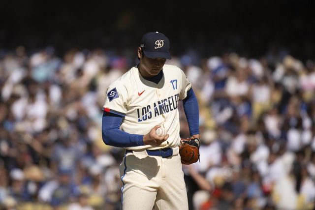 다저스 오타니는 6일(한국시간) 휴스턴전에서 선발등판해 2이닝 무실점을 기록했다. 그는 메이저리그에서 재활등판하는 동시에 결과를 만들어내며 눈길을 끌고 있다. LA(미 캘리포니아주)｜AP뉴시스