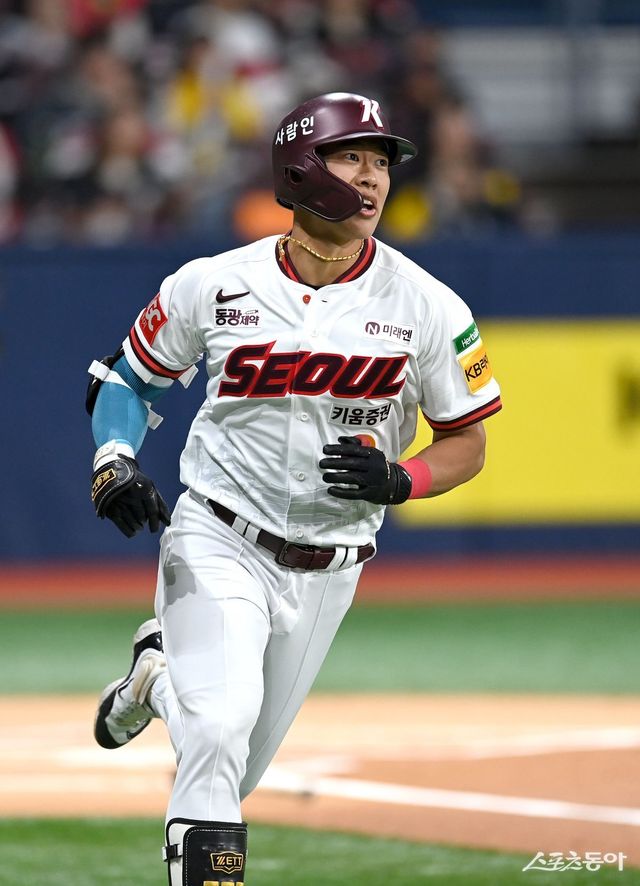 키움 송성문은 6일 고척 한화전에도 선발출전하며 올 시즌 출전 경기 수를 ‘88’까지 늘렸다. 소속팀 키움이 소화한 88경기에 모두 나서며 ‘전경기 출장’ 기록을 향해 달려가고 있다. 소속 팀의 모든 경기에 나서고 있는 ‘철인’들은 올해 순위 싸움의 열쇠를 쥐고 있는 핵심 자원들이다. 스포츠동아DB