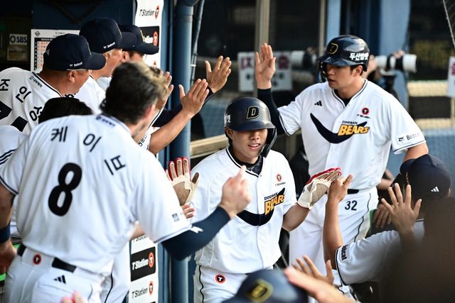 두산 김재환(오른쪽)이 6일 잠실 KT전에서 8회말 역전 결승 3점홈런을 쳐내며 팀의 8-6 승리를 이끌었다. 이날 은퇴식을 치른 선배 김재호의 마지막을 더욱 밝게 빛낸 한 방이었다. 사진제공｜두산 베어스