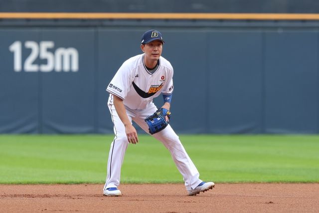 김재호는 두산을 대표하는 유격수다. 두산은 일찌감치 그의 은퇴 이후를 고려해 후계자 육성을 시작했지만, 아직 적임자가 나오지 않았다. 그가 완전히 그라운드와 작별한 이제부터 경쟁이 본격화할 전망이다. 은퇴식이 열린 6일 잠실 KT전에서 유격수 수비를 소화하고 있는 김재호. 사진제공ㅣ두산 베어스