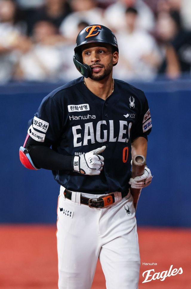 한화 루이스 리베라토가 6일 고척돔에서 열린 키움전에서 타격을 마친 뒤 덕아웃으로 들어가는 모습. 에스테반 플로리얼의 대체 선수로 영입된 리베라토는 득점권 타율 0.667을 기록하며 한화 타선에 활력을 불어넣고 있다. 사진제공｜한화 이글스