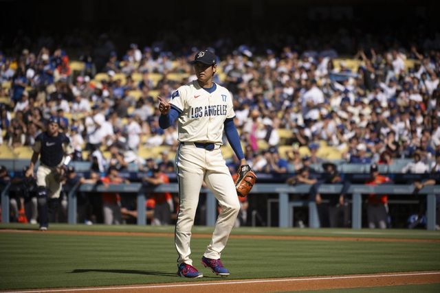 다저스 오타니는 6일(한국시간) 휴스턴전에서 선발등판해 2이닝 무실점을 기록했다. 그는 메이저리그에서 재활등판하는 동시에 결과를 만들어내며 눈길을 끌고 있다. LA(미 캘리포니아주)｜AP뉴시스