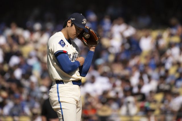 다저스 오타니는 6일(한국시간) 휴스턴전에서 선발등판해 2이닝 무실점을 기록했다. 그는 메이저리그에서 재활등판하는 동시에 결과를 만들어내며 눈길을 끌고 있다. LA(미 캘리포니아주)｜AP뉴시스