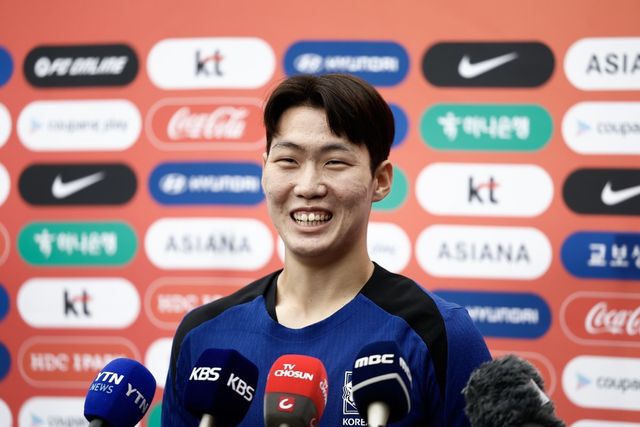 새내기 태극전사 강상윤이 4일 성남종합운동장에서 진행된 국가대표팀 훈련에 앞서 취재진과 스탠딩 인터뷰를 하며 활짝 웃고 있다. 사진제공｜대한축구협회