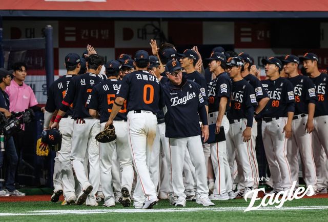한화는 6일 고척 키움전에서 10-0으로 승리하며 1992년 이후 33년 만에 리그 1위로 전반기를 마무리했다. 사진제공｜한화 이글스