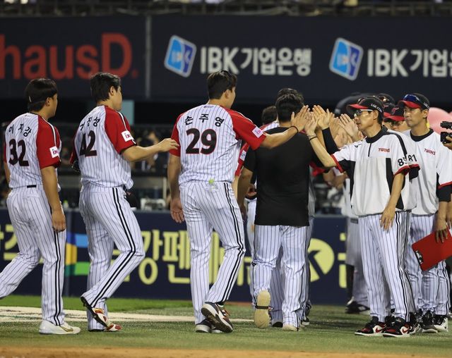 LG 코칭스태프와 선수단. 뉴시스