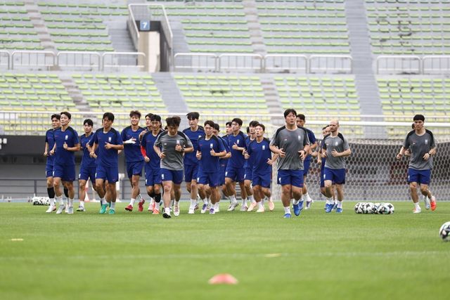 축구국가대표팀 선수들이 6일 성남종합운동장에서 가볍게 뛰며 몸을 풀고 있다. 사진제공｜대한축구협회