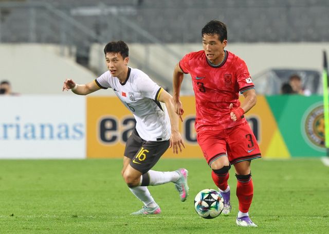 축구국가대표팀 측면 수비수 이태석(오른쪽)이 7일 용인미르스타디움에서 열린 중국과 E-1 챔피언십 1차전에서 드리블을 시도하고 있다. 용인｜뉴시스