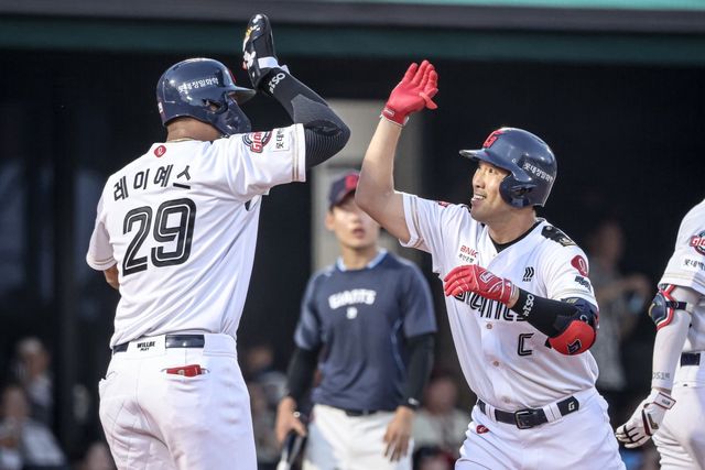 롯데 전준우(오른쪽)와 빅터 레이예스. 사진제공｜롯데 자이언츠