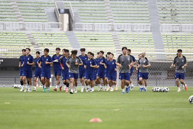 E-1 챔피언십에 출전 중인 축구국가대표팀이 공식 팀 훈련장인 성남종합운동장에서 가벼운 러닝으로 몸을 풀고 있다. 대표팀은 센터백과 중앙 미드필더의 활용폭을 넓히기 위해 특히 주력하는 분위기다. 사진제공｜대한축구협회