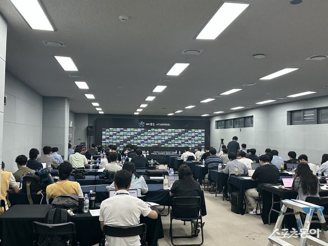 한국-중국전이 펼쳐진 7일 용인미르스타디움에선 다국적 스태프가 모였다. 남자부에 참가하는 4개국은 물론, 대회를 주최하는 EAFF 10개 가맹국 국적의 스태프가 모여 대회 운영에 힘썼다. 한국-중국전 직전 기자회견장에 모인 취재진과 운영 스태프. 용인｜백현기 기자 hkbaek@donga.com