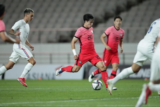 중국과 E-1 챔피언십 1차전을 앞두고 축구대표팀에 선수 변화가 있었다. 전진우가 어지럼증으로 하차하고 정승원(가운데)이 대체 발탁됐다. A대표팀 합류는 처음이지만 정승원은 과거 연령별 대표팀에 꾸준히 뽑히며 기량을 인정받았다. 사진제공｜대한축구협회