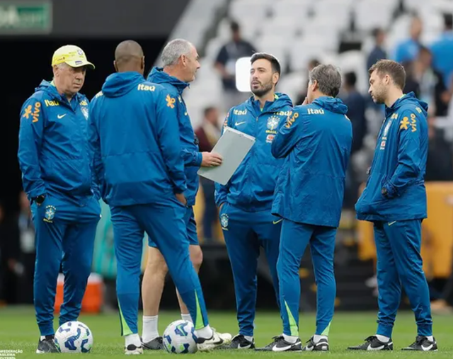 다비데 안첼로티 브라질축구대표팀 코치(오른쪽 3번째)가 8일(한국시간) 보타포구 신임 사령탑에 선임됐다. ‘레전드’ 카를로 안첼로티 브라질대표팀 감독의 아들인 그는 생애 첫 정식으로 지휘봉을 잡았다. 사진출처│다비데 안첼로티 인스타그램