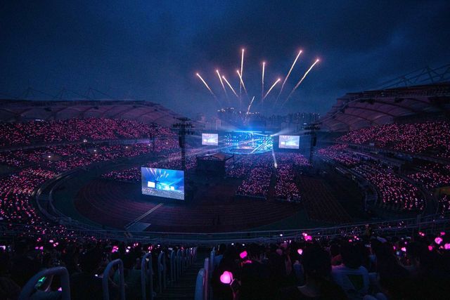 주말 공연 직후 온라인 커뮤니티 등을 통해 알려진 ‘LED 시야 방해 논란’은 공연장 2·3층에위치한 N3 구역에서 촉발됐다. 무대 정면이지만 지나치게 멀다는 핸디캡이 상존하는 곳으로, YG는 해당 구역에 대형 LED 스크린(가운데)을 설치해 ‘관람 편의’를 고려한 것으로 보인다. 사진제공|YG엔터테인먼트