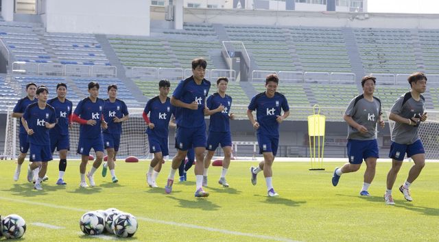 2025 EAFF E-1 챔피언십에 출전 중인 ‘홍명보호’에 ‘폭염주의보’가 내려졌다. 현재 국내의 기온과 습도가 매우 높은 탓이다. 내년 2026북중미월드컵에서도 고온다습한 기후와 마주할 가능성이 높아 지금부터 대비책을 잘 마련해야 한다. 뉴시스