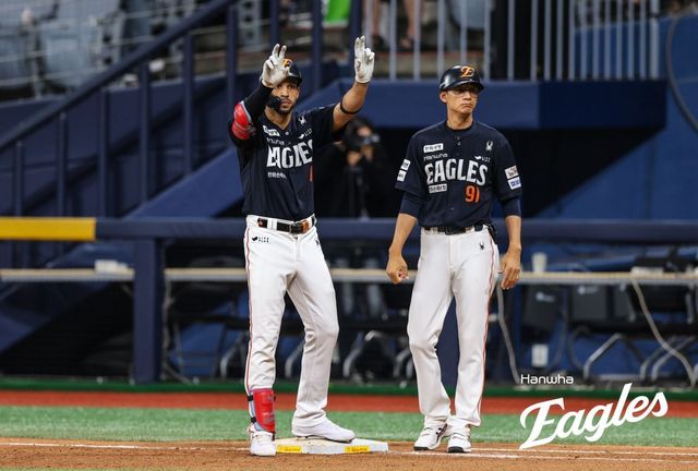 한화 리베라토(왼쪽)는 화끈한 공격력을 앞세워 타선에 활력을 불어넣고 있다. 특히 득점권에서 결과를 만들며 상승세에 큰 힘이 됐다. 사진제공｜한화 이글스