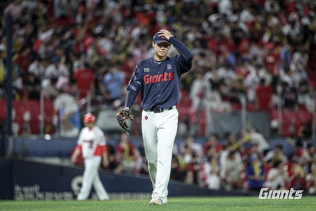 롯데 홍민기가 6일 광주-기아챔피언스필드에서 열린 KIA와 원정경기 8회말 1사 후 구원등판해 최형우, 고종욱을 차례로 땅볼 처리한 뒤 덕아웃으로 들어가고 있다. 사진제공｜롯데 자이언츠